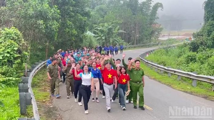 Chương trình đi bộ “Cùng Việt Nam tiến bước” năm 2025 tại các địa bàn xã miền núi thành phố Đà Nẵng. (Ảnh: Công Vinh)