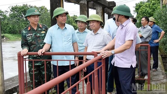 Đồng chí Lê Xuân Lợi, Phó Chủ tịch Ủy ban nhân dân tỉnh Bắc Ninh, kiểm tra, chỉ đạo công tác vận hành trạm bơm Cống Bún (phường Tiền Phong). (Ảnh: A.T)