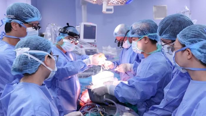 Bác sĩ cân não trước ca ghép tim lần thứ hai. (Ảnh: BVCC)