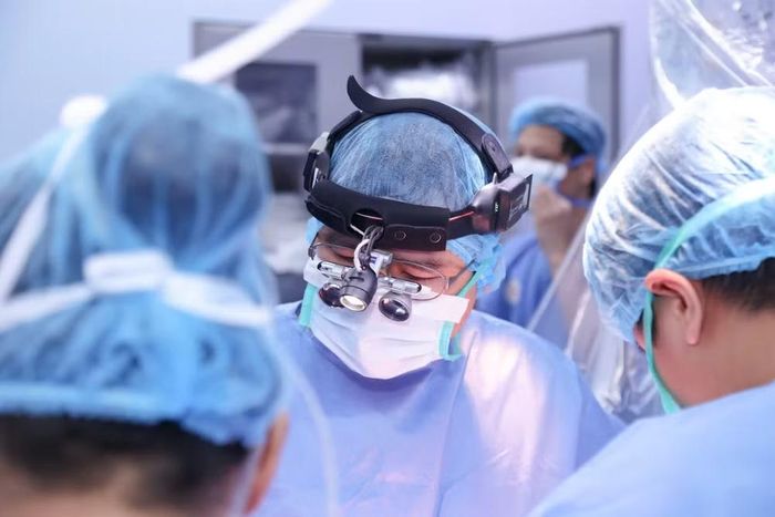 Bác sĩ tập trung ở mức cao nhất.