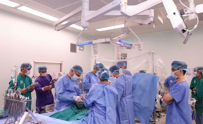 Bác sĩ thực hiện ca ghép tim lần thứ hai cho bệnh nhân.