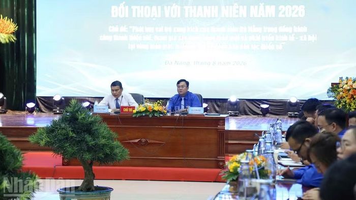 Lãnh đạo thành phố đối thoại với thanh niên. (Ảnh: THANH TÂM)