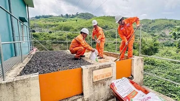 Các đơn vị khẩn trương triển khai các phương án ứng phó, đặt mục tiêu bảo đảm an toàn cho người, công trình, thiết bị và duy trì sản xuất điện an toàn, liên tục. (Ảnh: EVNGENCO1)