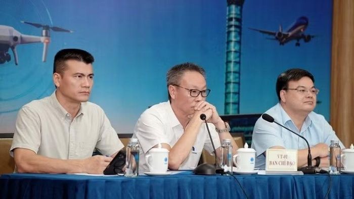 Ban Chỉ đạo diễn tập (lần lượt từ trái qua): Ông Tô Ngọc Giang, Phó Tổng Giám đốc Vietnam Airlines; ông Nguyễn Mạnh Kiên, Phó Tổng Giám đốc VATM và ông Tô Tử Hà, Phó Tổng Giám đốc ACV, Giám đốc Cảng Hàng không quốc tế Nội Bài. (Ảnh: NGỌC HẢI)