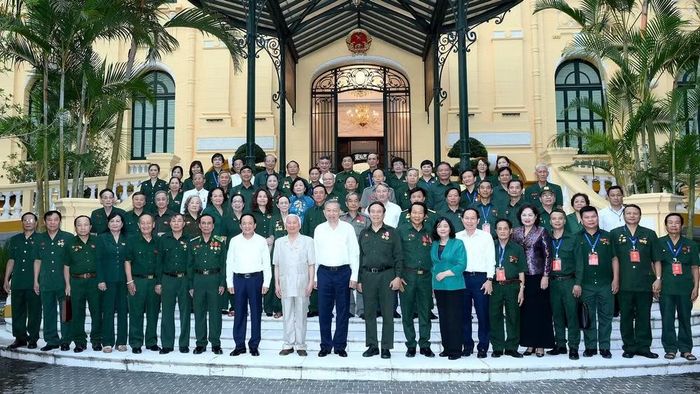 Tổng Bí thư, Chủ tịch nước Tô Lâm với các đồng chí lãnh đạo Đảng, Nhà nước và các đại biểu tham dự gặp mặt. (Ảnh: ĐĂNG KHOA)