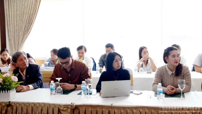 Cán bộ khuyến nông tham dự chương trình tập huấn. (Ảnh: MAI VĂN BẢO)