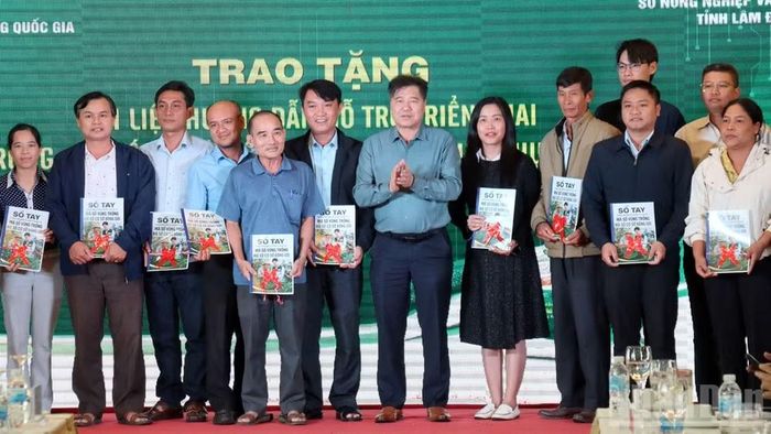 Ban tổ chức trao tặng bộ tài liệu khuyến nông về truy xuất nguồn gốc, mã số vùng trồng, mã số cơ sở đóng gói cho một số địa phương tỉnh Lâm Đồng. (Ảnh: MAI VĂN BẢO)