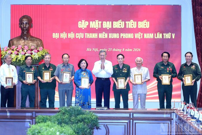 Tổng Bí thư, Chủ tịch nước Tô Lâm trao bức chân dung Chủ tịch Hồ Chí Minh tặng các đại biểu Hội Cựu thanh niên xung phong Việt Nam.