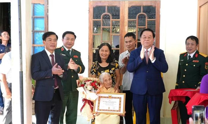 Đại tướng Nguyễn Trọng Nghĩa, Chủ nhiệm Tổng cục Chính trị Quân đội nhân dân Việt Nam trao Huy hiệu 80 năm tuổi Đảng cho đảng viên lão thành Trần Thị Trình, thôn Xuân Hồi, xã Lệ Thủy, tỉnh Quảng Trị.