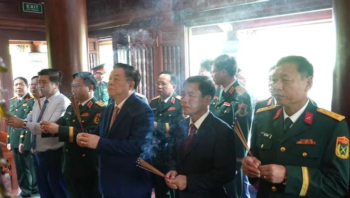 Đại tướng Nguyễn Trọng Nghĩa, Chủ nhiệm Tổng cục Chính trị Quân đội nhân dân Việt Nam và các đại biểu tưởng nhớ, tri ân công lao to lớn của Đại tướng Võ Nguyên Giáp đối với sự nghiệp cách mạng của Đảng và dân tộc. (Ảnh: H.M)