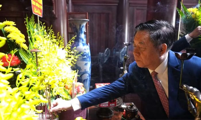 Đại tướng Nguyễn Trọng Nghĩa, Chủ nhiệm Tổng cục Chính trị Quân đội nhân dân Việt Nam dâng hương, tri ân Đại tướng Võ Nguyên Giáp. (Ảnh: H.M)