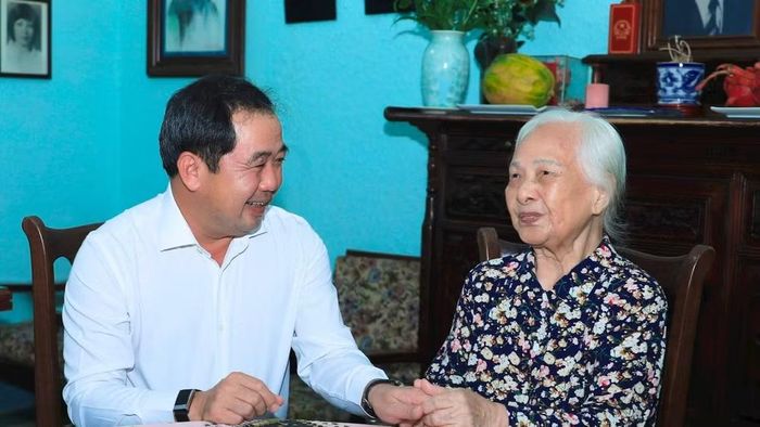 Bí thư Thành ủy Hà Nội trò chuyện với đồng chí Phan Thị Phúc.