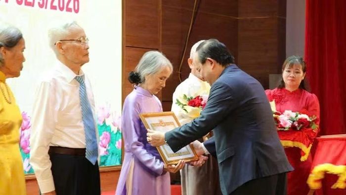 Bí thư Tỉnh ủy, Trưởng Đoàn đại biểu Quốc hội tỉnh Quảng Ninh Quản Minh Cường trao Huy hiệu Đảng cho các đảng viên.
