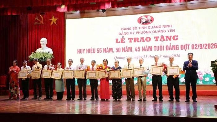 Lãnh đạo phường Quảng Yên trao Huy hiệu Đảng cho các đảng viên. (Ảnh: QUANG THỌ)