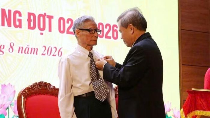 Đồng chí Lê Minh Trí, Ủy viên Bộ Chính trị, Bí thư Trung ương Đảng, Trưởng Ban Nội chính Trung ương trao Huy Hiệu Đảng cho đảng viên.