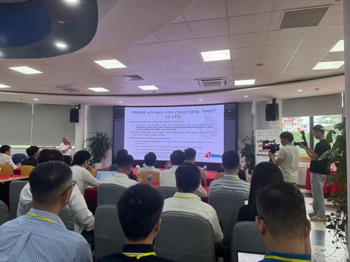 Tiến sĩ Nguyễn Hồng Quang, nguyên Chủ tịch Câu lạc bộ Phần mềm tự do nguồn mở Việt Nam trình bày tham luận tại hội thảo.