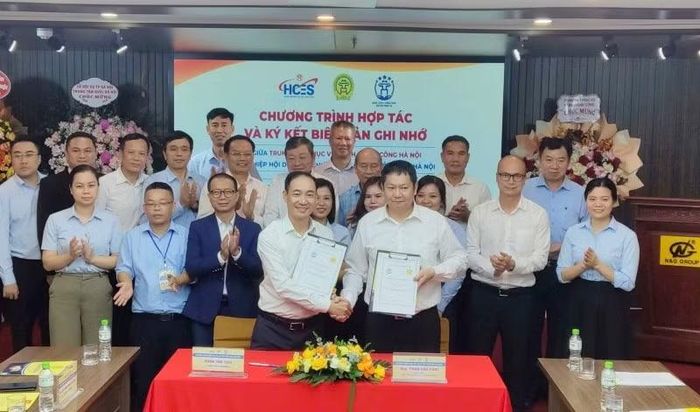Trung tâm Phục vụ Hành chính công và Hiệp hội Doanh nghiệp công nghiệp hỗ trợ thành phố Hà Nội ký Biên bản ghi nhớ hợp tác. (Ảnh: NGUYÊN TRANG)