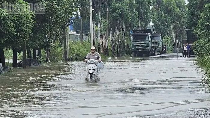 Nhiều điểm đường giao thông nông thôn ở Thanh Hóa còn ngập nước. (Ảnh: Mai Luận)