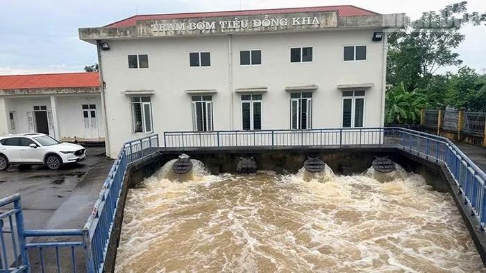 Doanh nghiệp thủy nông đang vận hành trạm bơm tiêu ở xã Triệu Sơn, tỉnh Thanh Hóa. (Ảnh: Mai Luận)