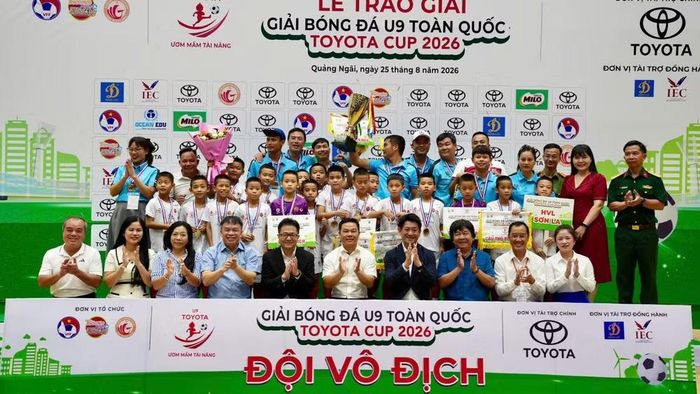 Đội bóng U9 HVL Sơn La nâng cao chiếc cúp vô địch. (Ảnh: Ban tổ chức)
