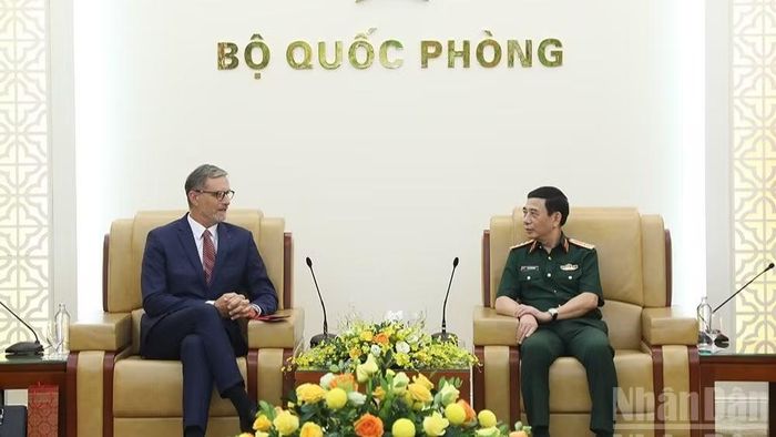 Đại tướng Phan Văn Giang tiếp Đại sứ Olivier Brochet.