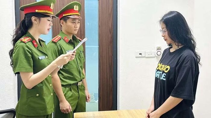 Cơ quan Công an thi hành quyết định khởi tố vụ án, bị can. (Ảnh: Công an Thanh Hóa)