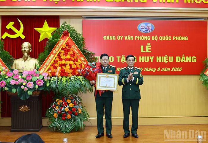 Đại tướng Phan Văn Giang trao Huy hiệu 35 năm tuổi Đảng tặng Thượng tướng Nguyễn Văn Gấu.