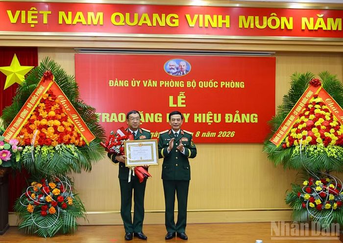 Đại tướng Phan Văn Giang trao Huy hiệu 35 năm tuổi Đảng tặng Thượng tướng Phạm Hoài Nam.