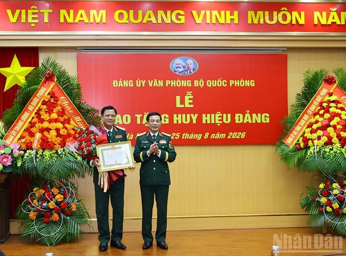 Đại tướng Phan Văn Giang trao Huy hiệu 35 năm tuổi Đảng tặng Thượng tướng Nguyễn Trường Thắng.