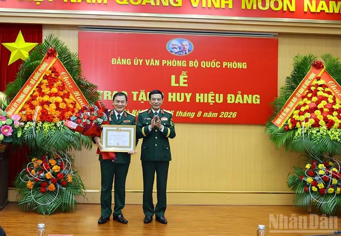 Đại tướng Phan Văn Giang trao Huy hiệu 35 năm tuổi Đảng tặng Thiếu tướng Lê Văn Thuận.