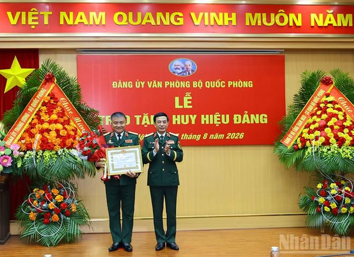 Đại tướng Phan Văn Giang trao Huy hiệu 35 năm tuổi Đảng tặng Thượng tướng Nguyễn Văn Hiền.