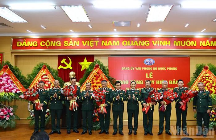 Thủ trưởng Bộ Tổng tham mưu, Thủ trưởng Tổng cục Chính trị và các cơ quan, đơn vị chúc mừng các đồng chí đảng viên được nhận Huy hiệu 35 năm tuổi Đảng.
