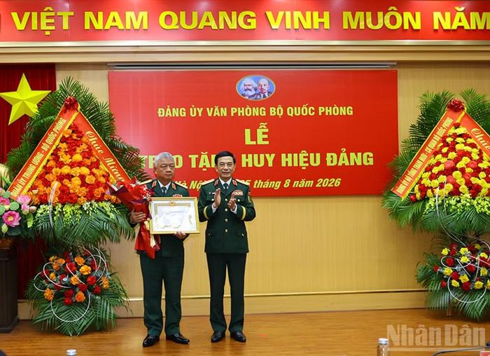 Đại tướng Phan Văn Giang trao Huy hiệu 35 năm tuổi Đảng tặng Thượng tướng Nguyễn Quang Ngọc.