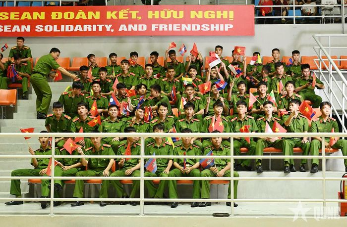 Cổ động viên của câu lạc bộ Công an TP Hồ Chí Minh trên khán đài.  