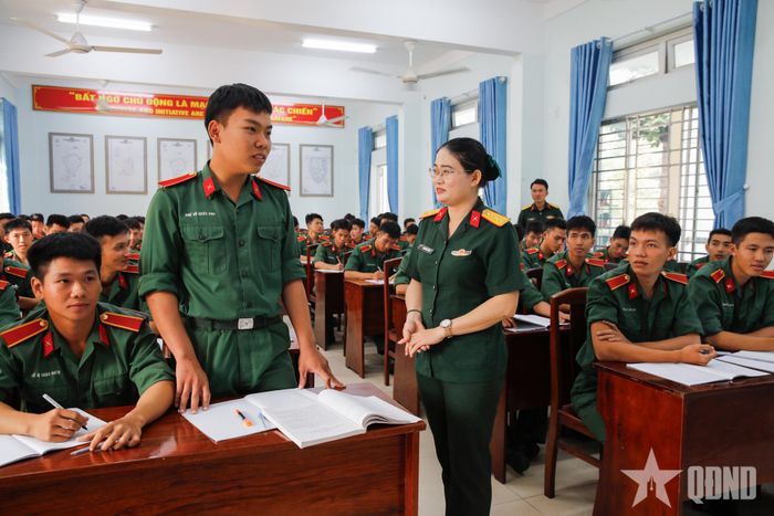 Giáo viên Khoa Công tác Đảng, công tác chính trị, Trường Sĩ quan Lục quân 2 truyền thụ kiến thức cho học viên. Ảnh: QUỐC CƯỜNG 