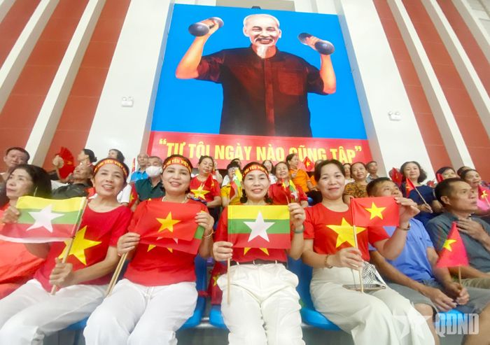  Các cổ động viên Việt Nam như những "sứ giả hữu nghị". 