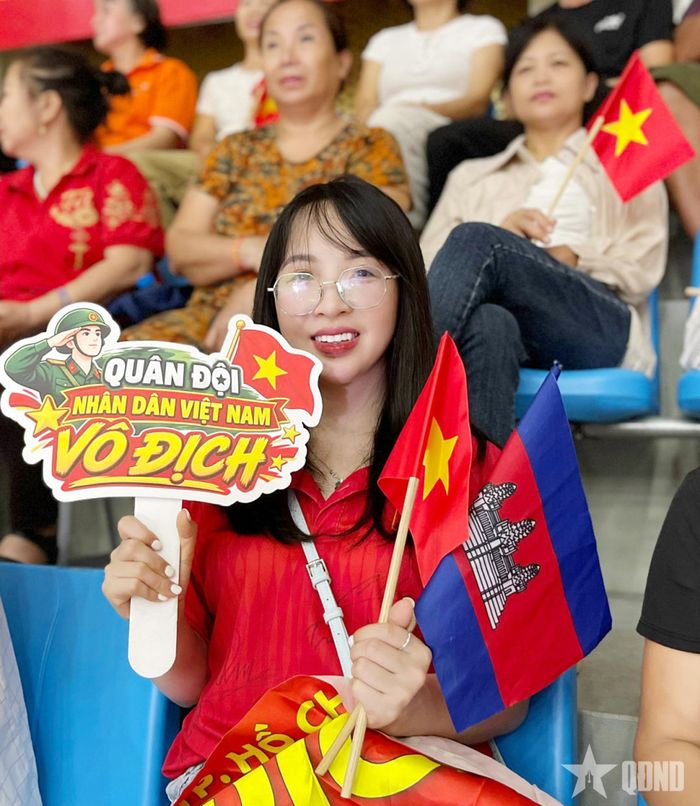 Sắc màu của nữ cổ động viên Việt Nam trên khán đài.