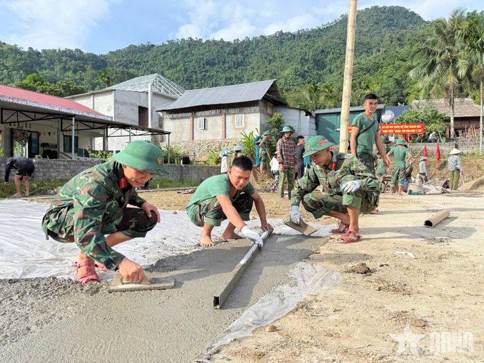 Cán bộ, chiến sĩ Tiểu đoàn 40, Trung đoàn 762 giúp đổ bê tông sân Nhà văn hóa thôn Khong, xã Yên Nhân, tỉnh Thanh Hóa.