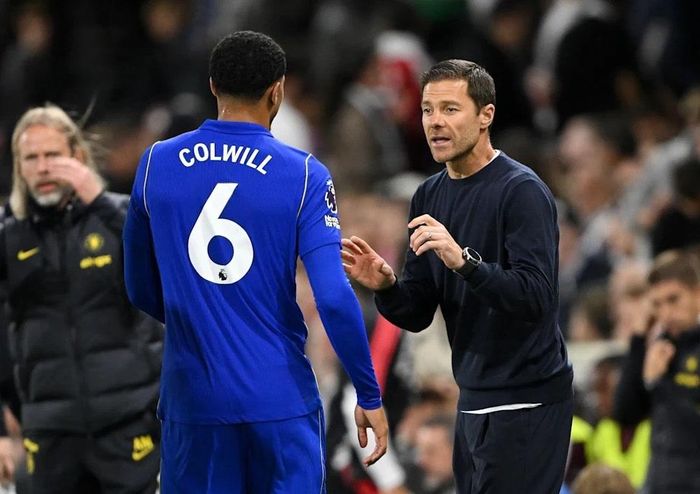 HLV Xabi Alonso chỉ đạo trong trận đấu giữa Fulham và Chelsea. Ảnh: chelseafc.com 