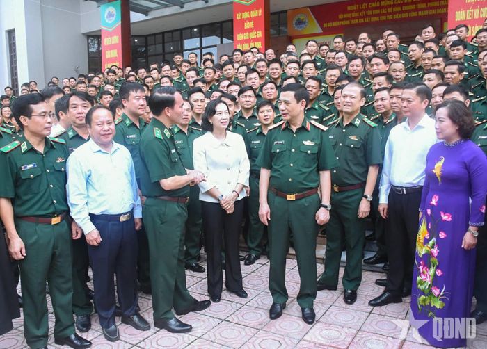 Đại tướng Phan Văn Giang và các đại biểu giao lưu với các tập thể, cá nhân có thành tích tiêu biểu trong tham gia xây dựng khu vực biên giới vững mạnh giai đoạn 2015 - 2025.