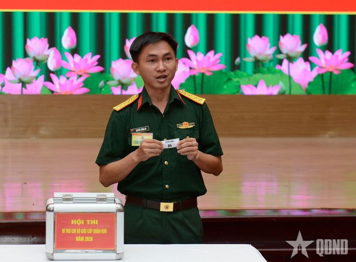 Cán bộ dự thi bốc thăm thứ tự thi.