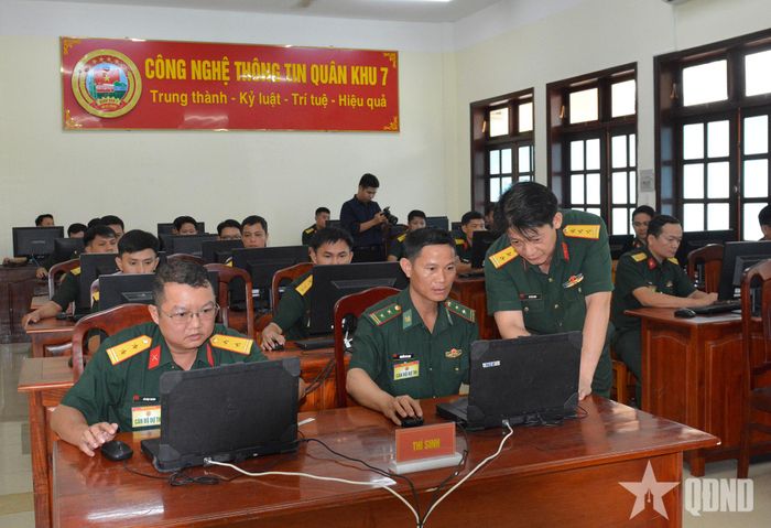 Cán bộ dự thi được hướng dẫn sử dụng phần mềm thi trắc nghiệm.