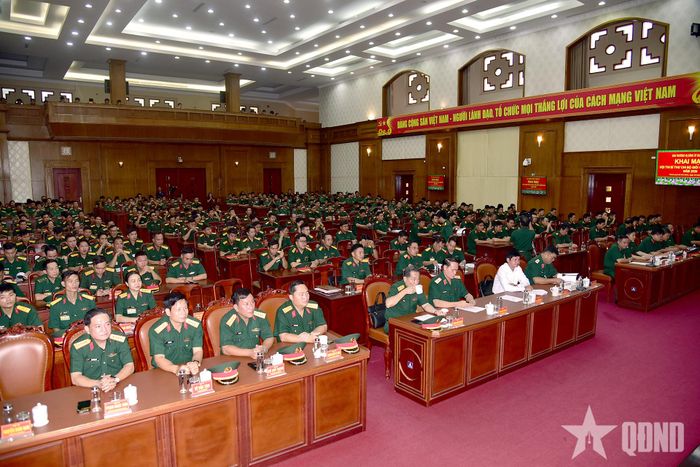Các đại biểu và cán bộ dự thi tham dự khai mạc.