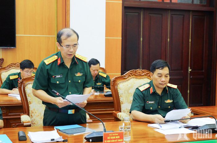 Thủ trưởng Bộ Tham mưu, Tổng cục Hậu cần - Kỹ thuật trình bày báo cáo trung tâm tại hội nghị.