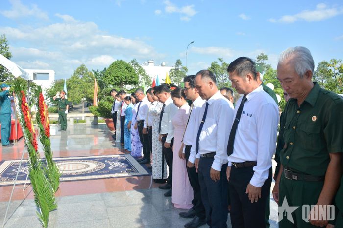  Các đại biểu xã Diên Khánh thành kính tưởng niệm.