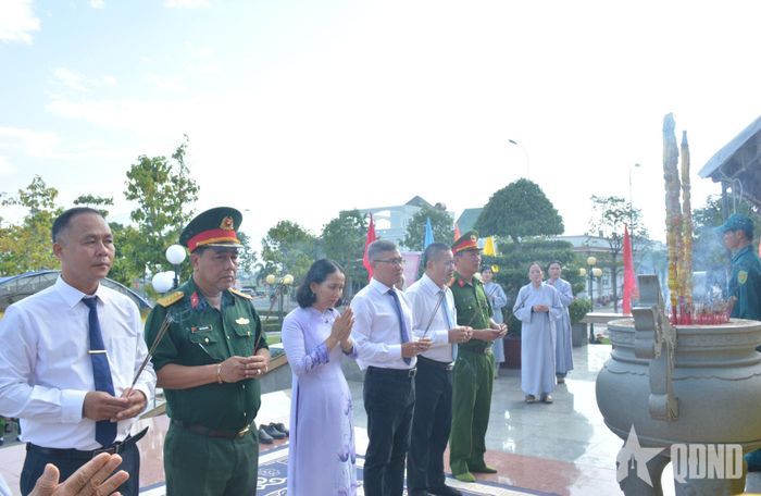 Các đại biểu dâng hương tưởng niệm các anh hùng liệt sĩ tại Đài tưởng niệm Cầu Thành.