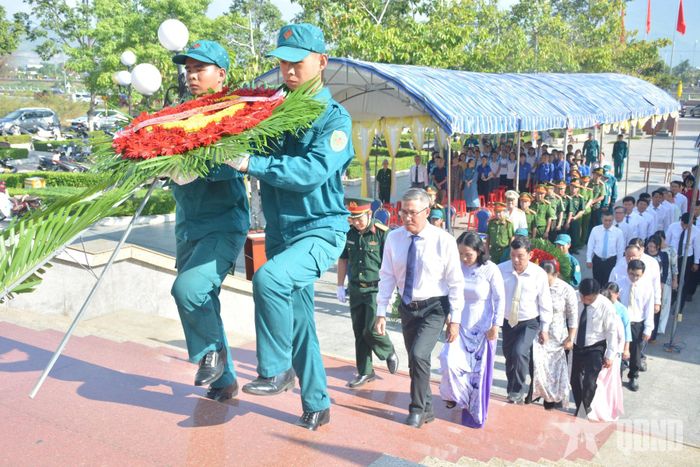 Đoàn đại biểu xã Diên Khánh dâng hoa, dâng hương tưởng niệm các anh hùng liệt sĩ.