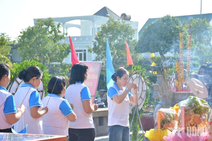  Đông đảo người dân địa phương đến dâng hương tưởng niệm các anh hùng liệt sĩ.