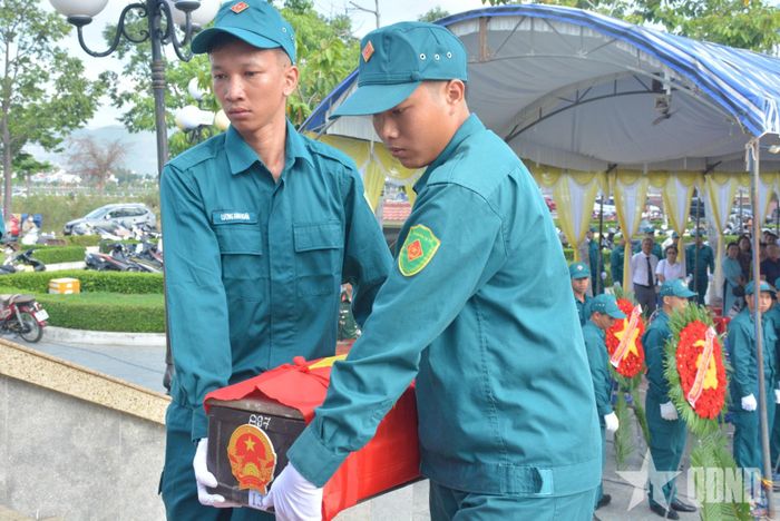  Lực lượng dân quân thường trực xã Diên Khánh thành kính di chuyển hài cốt liệt sĩ.