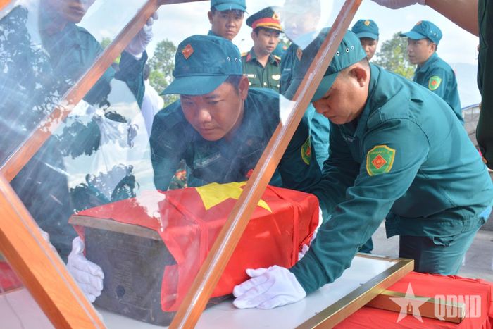  Đưa hài cốt liệt sĩ vào vị trí trước khi làm Lễ dâng hoa, dâng hương.
